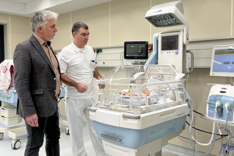 Das AMEOS Klinikum Eutin ermöglicht mit der Erweiterung des Mutter-Kind-Zentrums mit vier Intensivbetten für Neugeborene künftig wieder die Versorgung von Frühgeborenen.
