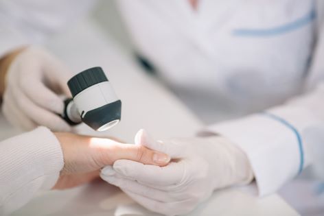 Eine stationäre dermatologische Rehabilitation kann bei schwer ausgeprägten, chronisch entzündlichen Hauterkrankungen den Therapieerfolg bei den Hauterscheinungen deutlich verbessern. 