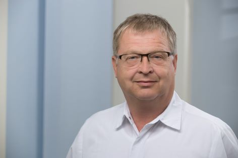 Dr. Steffen Oehme, Chefarzt des Gelenkzentrums der Schön Kliniken Rendsburg und Eckernförde, erhielt gleich zwei Auszeichnungen als einer der besten Kniechirurgen und als einer der besten Hüftchirurgen Deutschlands.