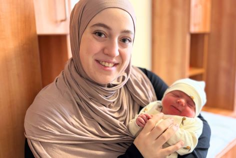 Erfolgreiche Premiere: Erstes Baby im neuen Hebammengeleiteten Kreißsaal der Schön Klinik Rendsburg geboren