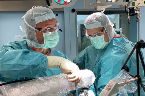 Wenn Chirurgen Gelenke operieren, ist Präzisionsarbeit angesagt. Bereits seit zwei Jahren setzt man dazu an der Paracelsus-Klinik Henstedt-Ulzburg – einzigartig nördlich der Elbe – auf das in den USA entwickelte Roboterarmsystem Mako.