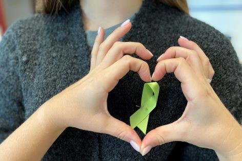 „Grüne Schleifen“ als Symbol für die Akzeptanz seelischer Erkrankungen