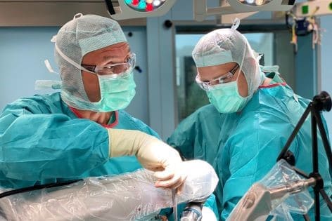 Seit Juni 2021 sind 100 Kniegelenke in der Paracelsus Klinik Henstedt-Ulzburg mit Unterstützung des MAKO Roboters operiert worden. 