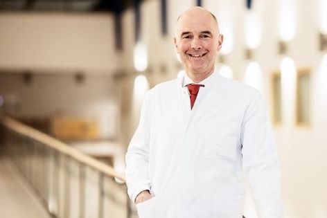 Prof. Dr. med. Markus Quante (52) ist seit 1. April Chefarzt der neuen Klinik für Wirbelsäulenchirurgie mit Skoliosezentrum im AMEOS Klinikum Eutin.