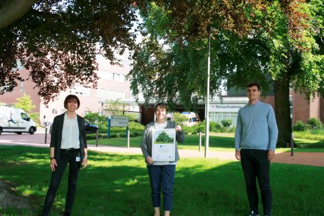 Für Nachhaltigkeit und Umweltschutz: Sana Kliniken Lübeck gehen Baumpatenschaft für neue neue Mitarbeitende ein