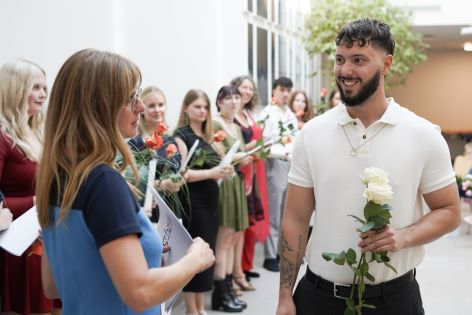 Erfolgreicher Abschluss der generalistischen Pflegeausbildung – Schön Klinik Rendsburg übernimmt 13 Absolventen.