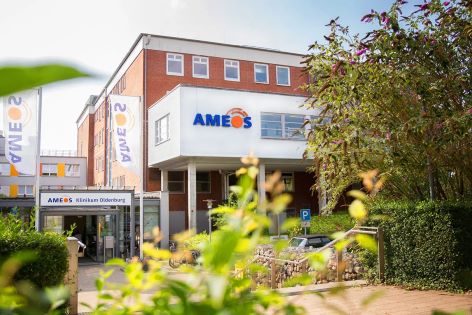 Ameos plant, die Krankenhäuser auf Fehmarn und in Middelburg Ende 2026 zu schließen. Gleichzeitig sollen medizinische Leistungen verlagert und insbesondere der Standort Oldenburg neu ausgerichtet werden.