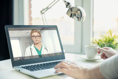 Videosprechstunde: Arzt berät Patienten über das Internet