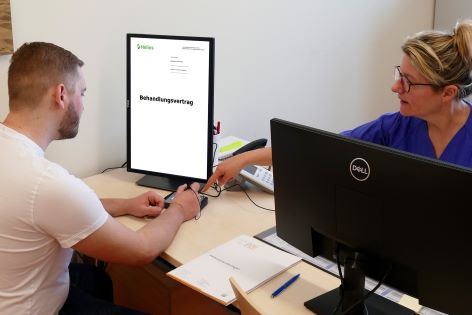 Im Helios Agnes Karll Krankenhaus Bad Schwartau können Patientinnen und Patienten ihre Behandlungsverträge seit Anfang Februar digital unterschreiben.